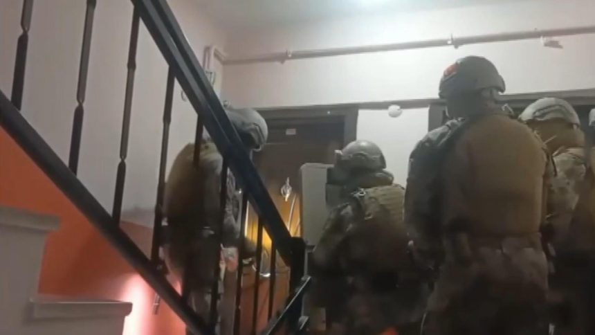 Sultanbeyli'de kabahat örgütüne operasyon: 13 kuşkulu tutuklandı 71 sultanbeylide kabahat orgutune operasyon 13 kuskulu tutuklandi 743ewXNS