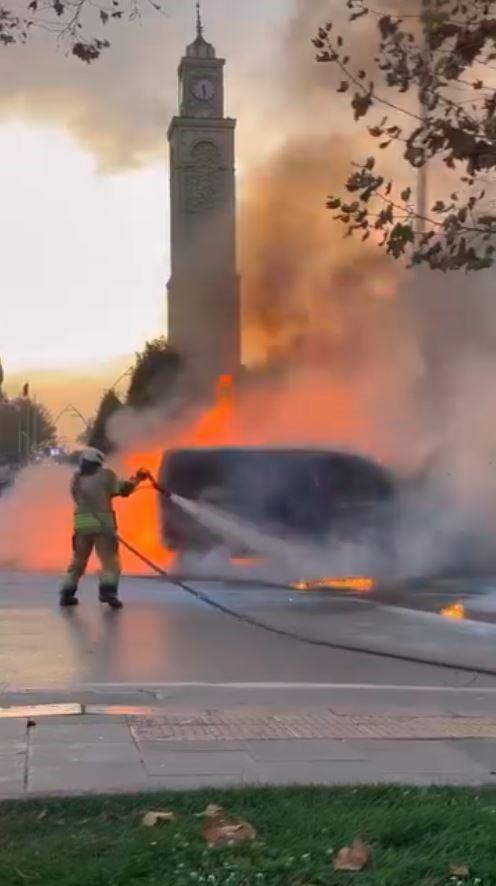 Sultangazi’de seyir halindeki araç alevlere teslim oldu 71 sultangazide seyir halindeki arac alevlere teslim oldu WHgf6By2