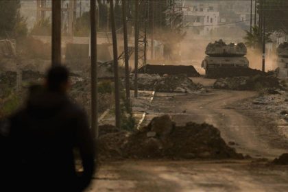 suriyedeki koye giren israil askerini halk taslayarak kovdu QpFlqre3