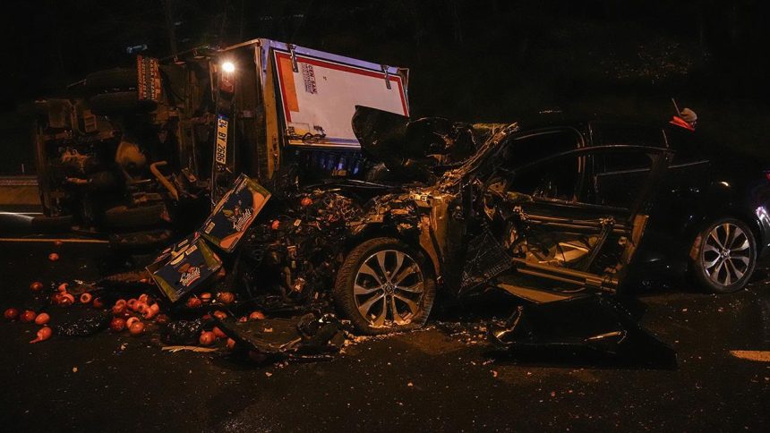 TEM'de kaza: Araba kamyonete çarptı, 2 kişi yaralandı 71 temde kaza araba kamyonete carpti 2 kisi yaralandi 8LLAASSF