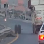 trafikte endise dolu anlarhareket halindeki kamyonun dingili koptu OTnAPxQ4