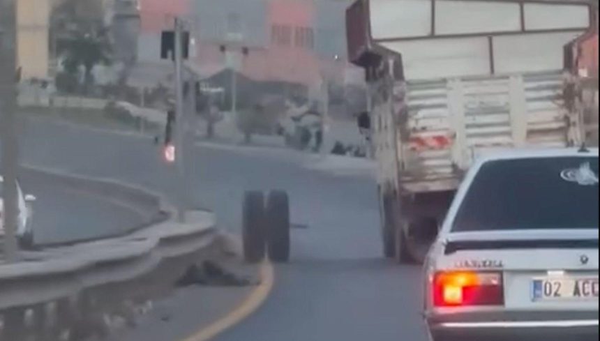 trafikte endise dolu anlarhareket halindeki kamyonun dingili koptu OTnAPxQ4