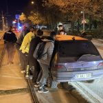 tramvay yoluna giren araci iterek cikardilar ggt7fhLq