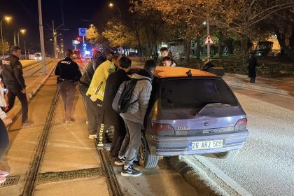tramvay yoluna giren araci iterek cikardilar ggt7fhLq