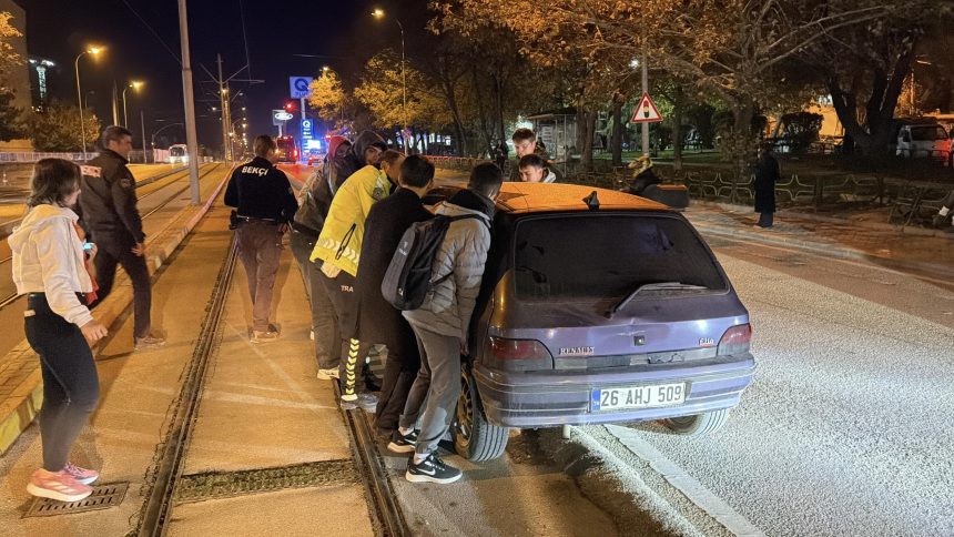 tramvay yoluna giren araci iterek cikardilar ggt7fhLq