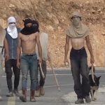 yahudi teroristlerden filistinlilere sopali tehdit ve hakaretler RptRq5NY