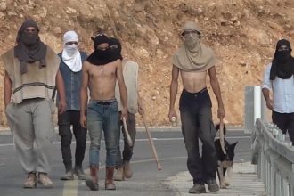 yahudi teroristlerden filistinlilere sopali tehdit ve hakaretler RptRq5NY