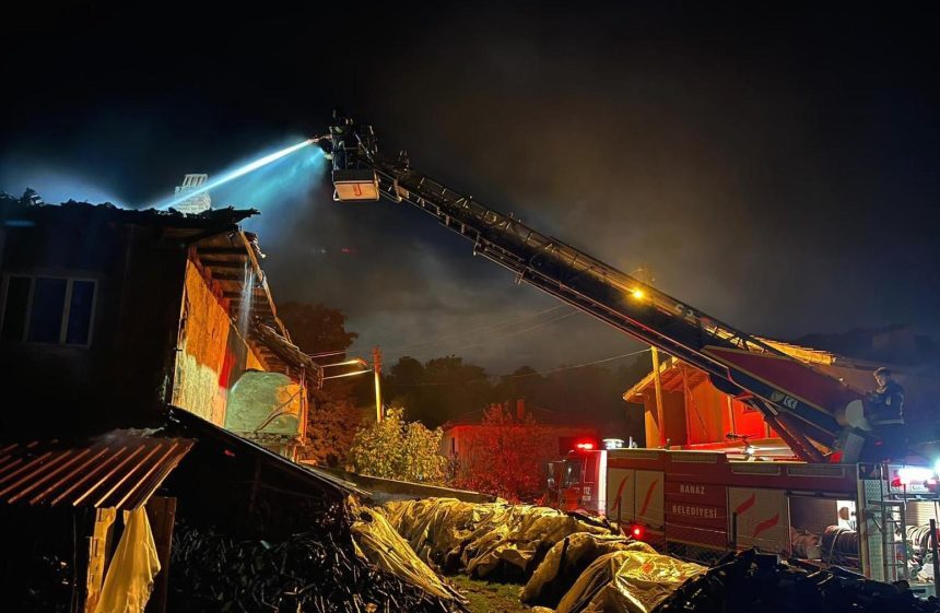 Yıldırım düşen köy meskeninin çatısı yandı 71 yildirim dusen koy meskeninin catisi yandi zaeZAqlB