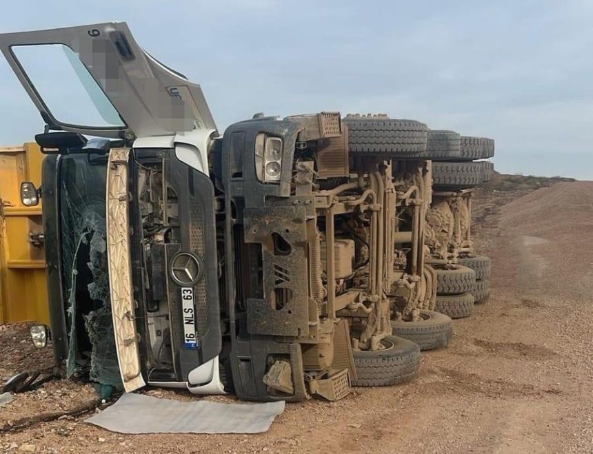 yuk bosaltan hafriyat kamyonu devrildi KJquexRf