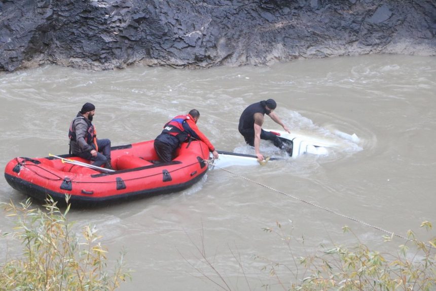 zap suyuna yuvarlanan kamyonette sikisan 4 kisi kurtarildi em3Wl3sr