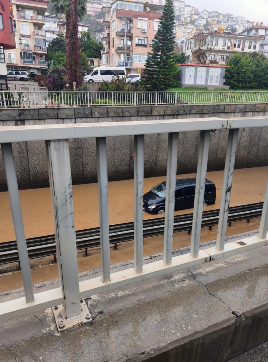 Alanya'da alt geçitte mahsur kalan 8 kişi kurtarıldı 71 alanyada alt gecitte mahsur kalan 8 kisi kurtarildi OtvXVLgc