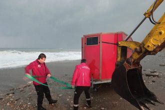 antalyada denize suruklenen karavandaki turistler kurtarildi wvFswJZ9