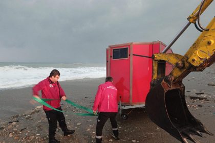 antalyada denize suruklenen karavandaki turistler kurtarildi wvFswJZ9