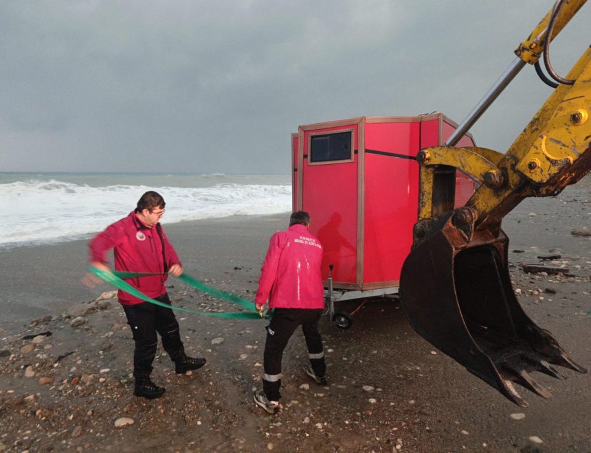 antalyada denize suruklenen karavandaki turistler kurtarildi wvFswJZ9
