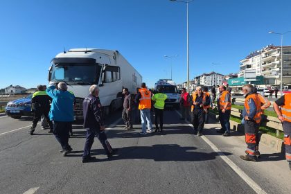 antalyada yok bakim calismasinda soforleri uyaran calisana tir carpti uOGCvWfY