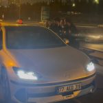 aracini temin ortasina cekip uykuya daldi 76Vc8Dw3