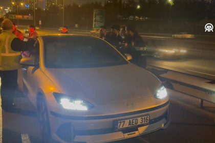 aracini temin ortasina cekip uykuya daldi 76Vc8Dw3