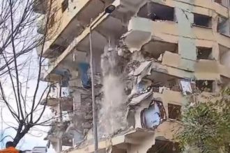 bagcilarda 8 katli bina yikim sirasinda coktu yikimi izleyenler mevtin kiyisindan dondu wFaIE4G8