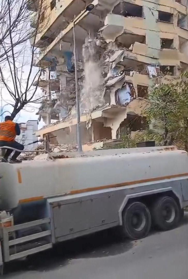 Bağcılar'da 8 katlı bina yıkım sırasında çöktü. Yıkımı izleyenler mevtin kıyısından döndü 71 bagcilarda 8 katli bina yikim sirasinda coktu yikimi izleyenler mevtin kiyisindan dondu wFaIE4G8