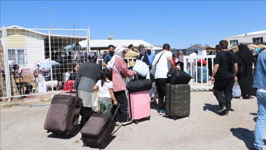 bakan yerlikaya 8 aralik 2024ten beri istekli olarak 578 bin suriyeli geri dondu hvFeGDTm