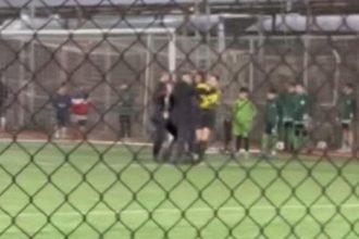 cocuklarin macinda bayan hakeme siddet WWAQYXEb