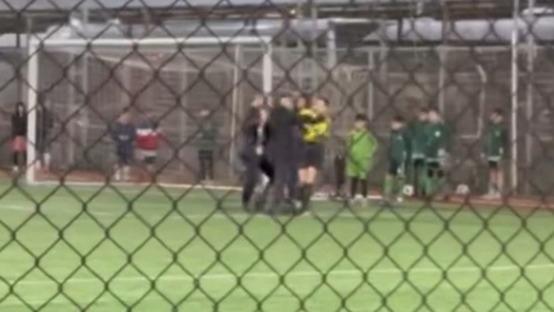 Çocukların maçında bayan hakeme şiddet 69 cocuklarin macinda bayan hakeme siddet WWAQYXEb