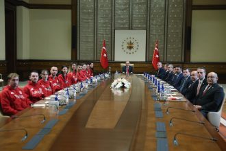 cumhurbaskani erdogan cesitli branslardan basarili atletleri kabul etti 3VkSjYJa