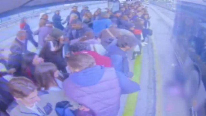 durakta bayilan 14 yasindaki cocuk metrobusun altinda kaldi YPMg6pQZ