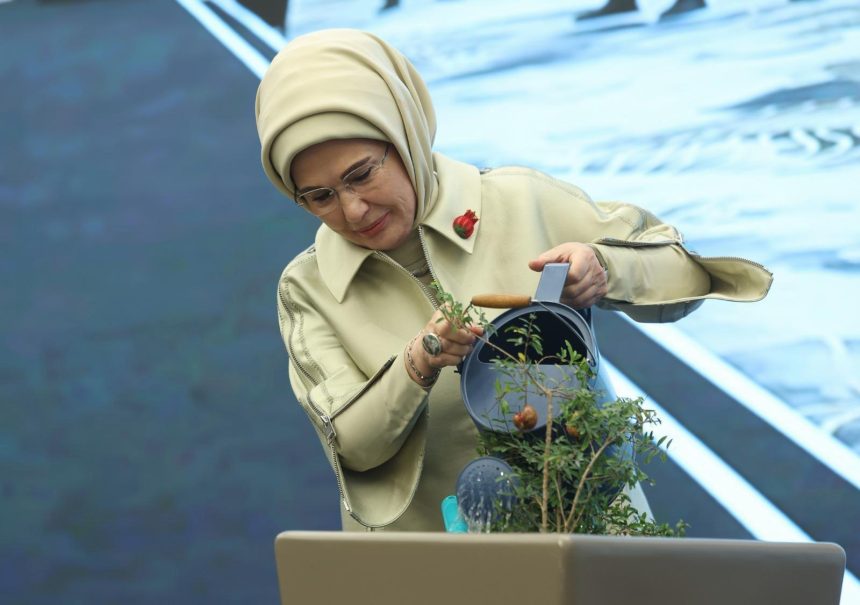 Emine Erdoğan, "Artsın Eksilmesin Dönüşüm Pazarı"nın açılışına katıldı 69 emine erdogan artsin eksilmesin donusum pazarinin acilisina katildi GGbJwHSl