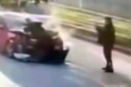 eski esiyle evli polis memuruna arabayla carpip fotografini cekti sZOkbKEL