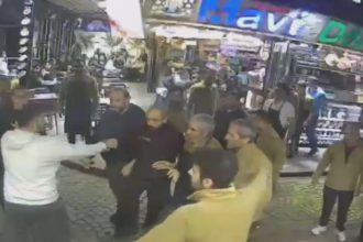 fatihte esnaflar ortasindaki arbede 2 kisi gozaltina alindi JnMaiYXk