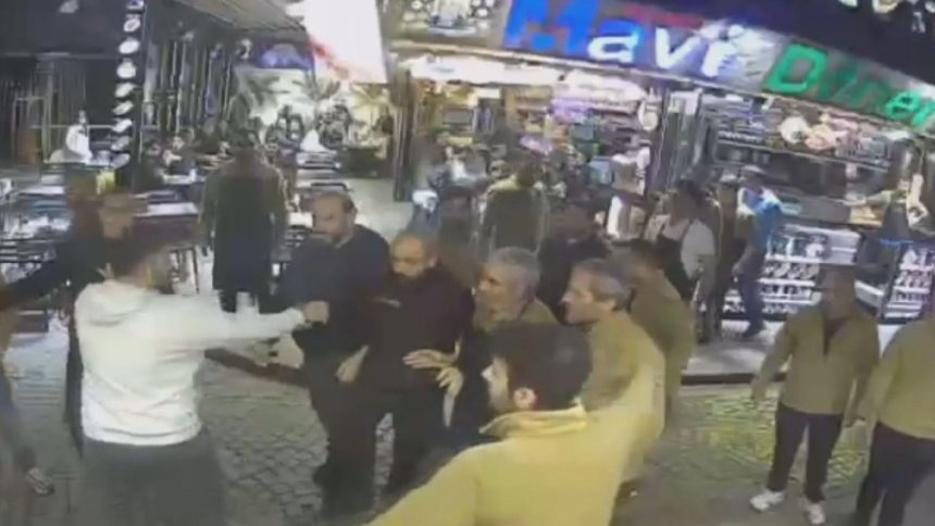 Fatih'te esnaflar ortasındaki arbede. 2 kişi gözaltına alındı 69 fatihte esnaflar ortasindaki arbede 2 kisi gozaltina alindi JnMaiYXk