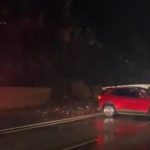 hakkaride heyelan dev kayalar yolu kapatti fn2URYWa