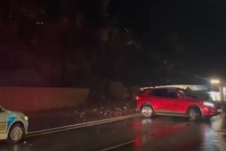 hakkaride heyelan dev kayalar yolu kapatti fn2URYWa