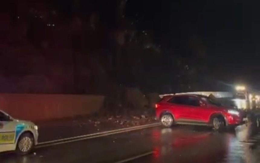 Hakkari'de heyelan. Dev kayalar yolu kapattı 71 hakkaride heyelan dev kayalar yolu kapatti fn2URYWa