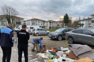 hem ceza yedi hem kirlettigi alani temizledi dd4MOkFC