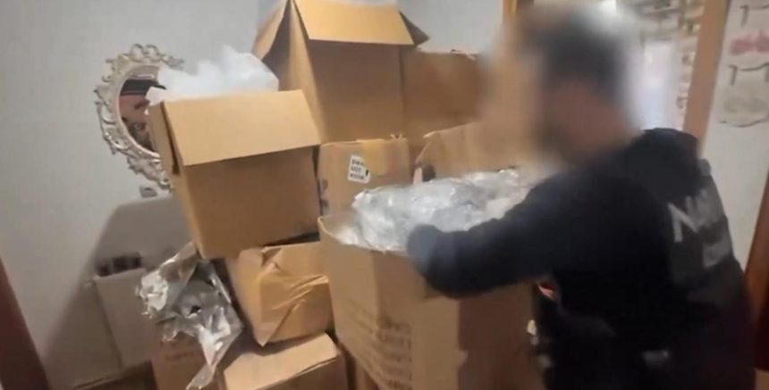 İstanbul ve İzmir'de uyuşturucu operasyonu. Milyonlarca hap ele geçirildi 69 istanbul ve izmirde uyusturucu operasyonu milyonlarca hap ele gecirildi hXDewYxp