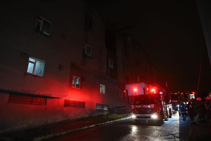 İstanbul'da fabrika yangını. 1'i ağır 3 kişi yaralandı 69 istanbulda fabrika yangini 1i agir 3 kisi yaralandi uKbWPLEe