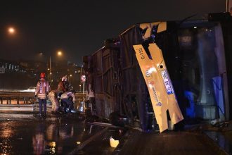 istanbulda ozel halk otobusu devrildi bIMY5HSg