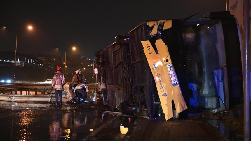 istanbulda ozel halk otobusu devrildi bIMY5HSg