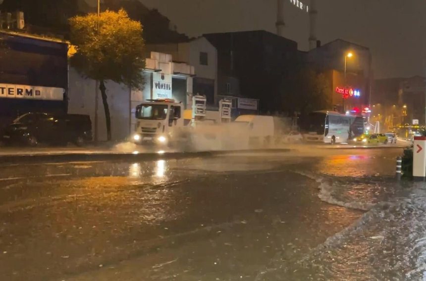 İstanbul'da sağanak: Yollar göle döndü, meskenleri su bastı 71 istanbulda saganak yollar gole dondu meskenleri su basti MUG7f1Ik