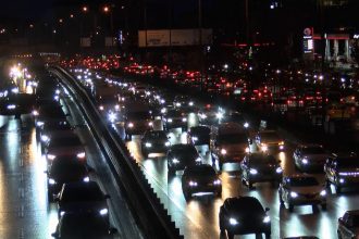 istanbulda trafik durma noktasina geldi UlvmFf6Y
