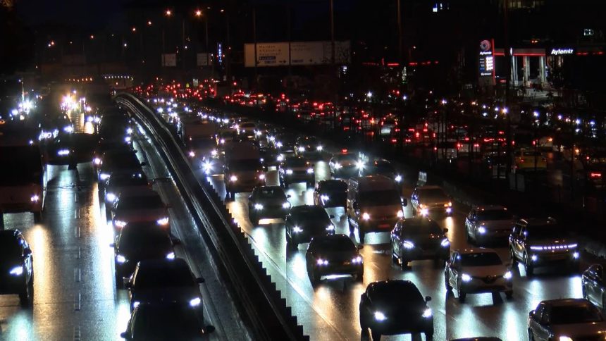 İstanbul'da trafik durma noktasına geldi 71 istanbulda trafik durma noktasina geldi UlvmFf6Y