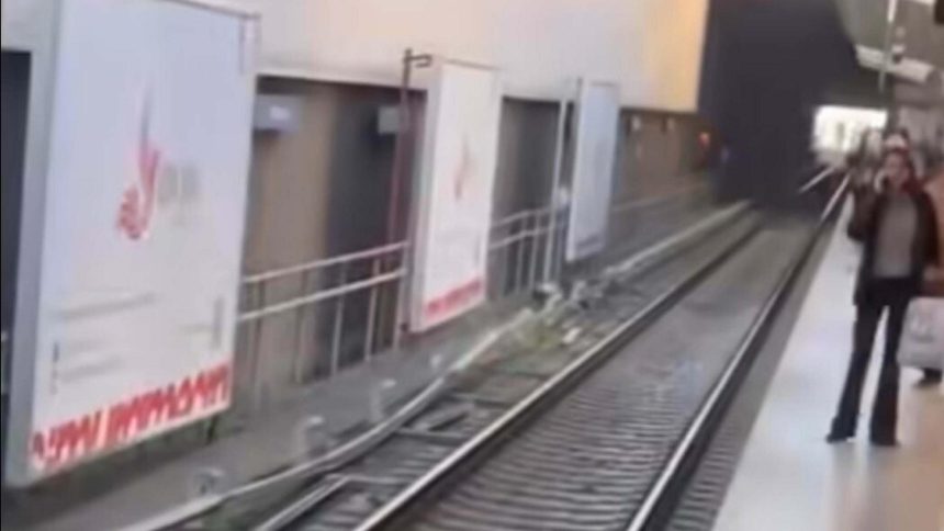 İzmir'de metro vagonu raydan çıktı, seferler durduruldu 69 izmirde metro vagonu raydan cikti seferler durduruldu qHSxgc6T