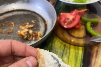 kahvalti yaparken ekmegin icinden jilet cikti XaLRitI5