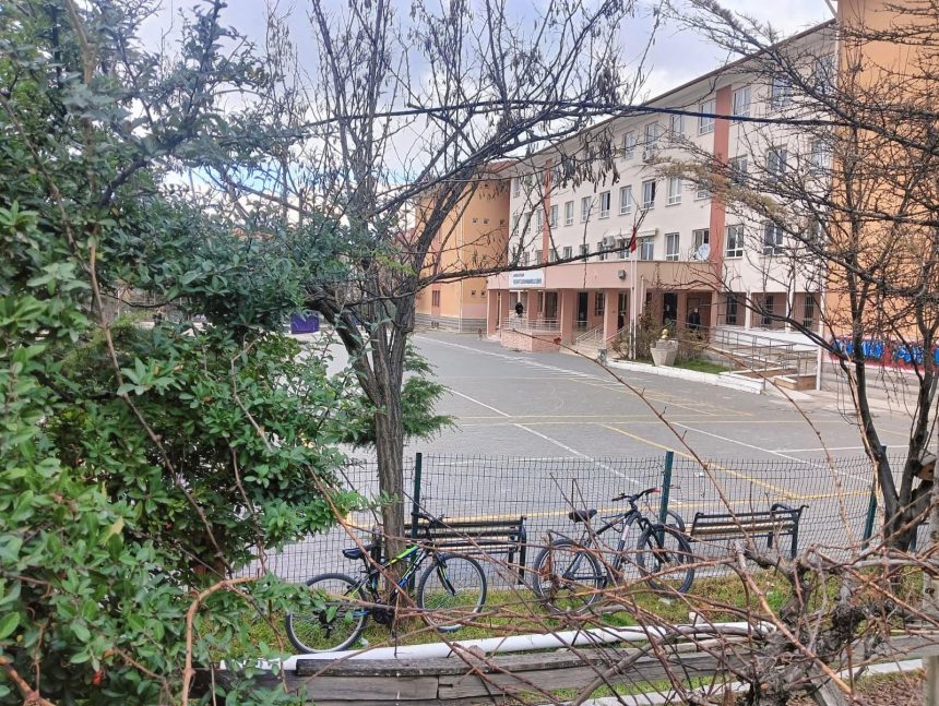 Kız öğrencilerine cinsel organının fotoğrafını gönderen öğretmen tutuklandı 69 kiz ogrencilerine cinsel organinin fotografini gonderen ogretmen tutuklandi cBNAvVJN