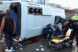 maltepede servis minibusu devrildi yaralilar var ZGlWHpb3