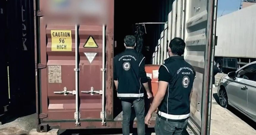 Mersin Limanı'ndaki göçmen kaçakçılığı operasyonunda 13 gözaltı 71 mersin limanindaki gocmen kacakciligi operasyonunda 13 gozalti DHglEUwj
