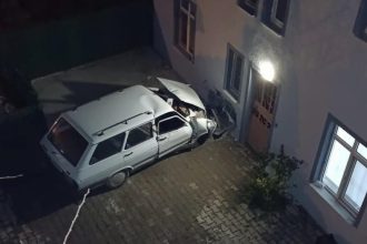 meskenin duvarina carpan aracta 1 kisi oldu h6cqcZC2