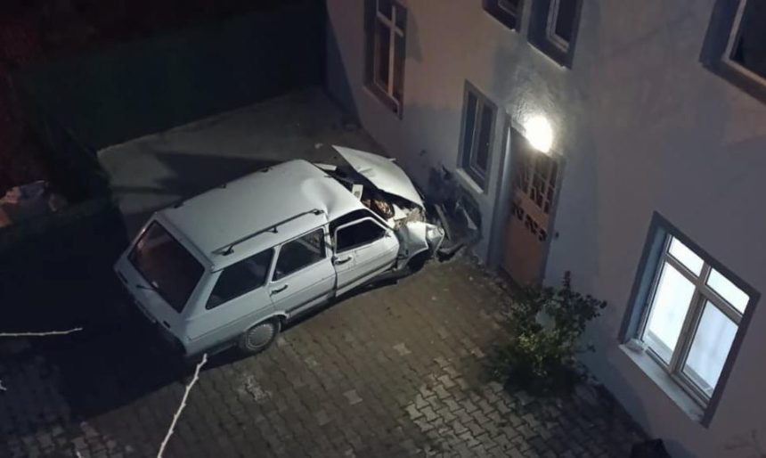 meskenin duvarina carpan aracta 1 kisi oldu h6cqcZC2